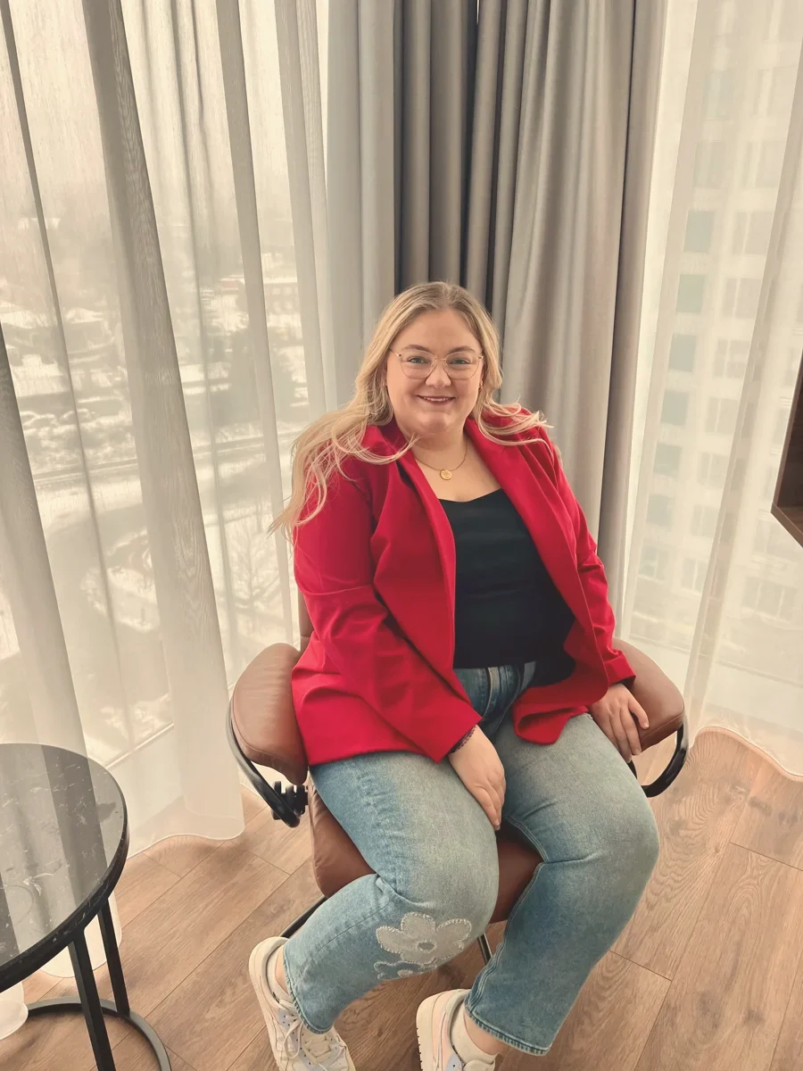 Sarah Jürgens im roten Blazer, Portrait